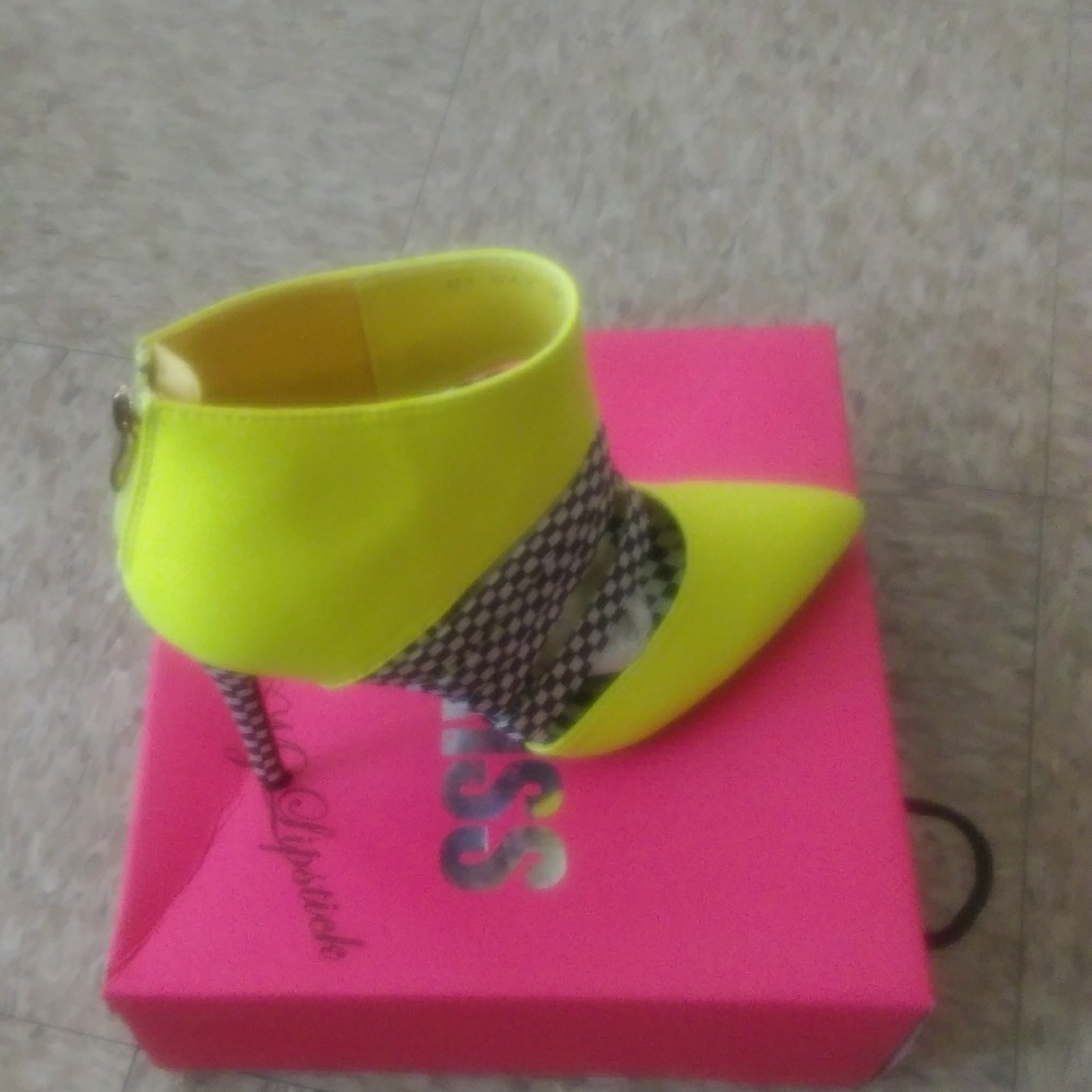 Red Kiss Heels read my lipstick yellow